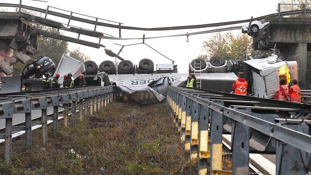 Schokkende video: Italiaans viaduct stort in op snelweg tijdens zwaar transport over viaduct
hln.be/hln/nl/960/Bui… via <a href="/HLN_BE/">HLN.BE</a>
