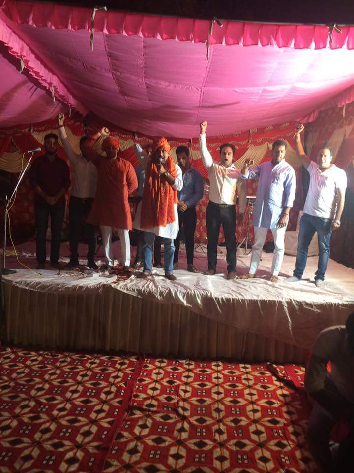 PankajGupta7838's tweet photo. देवली मैं दिवाली मिलन समोराह मैं @dilipkpandey जी ने असत्य और  बुराई के खिलाफ लड़ने और ".डरे न जो झुके न जो हम वो इंकलाब है"का सन्देश दिया, https://t.co/VJi8HRPWWP