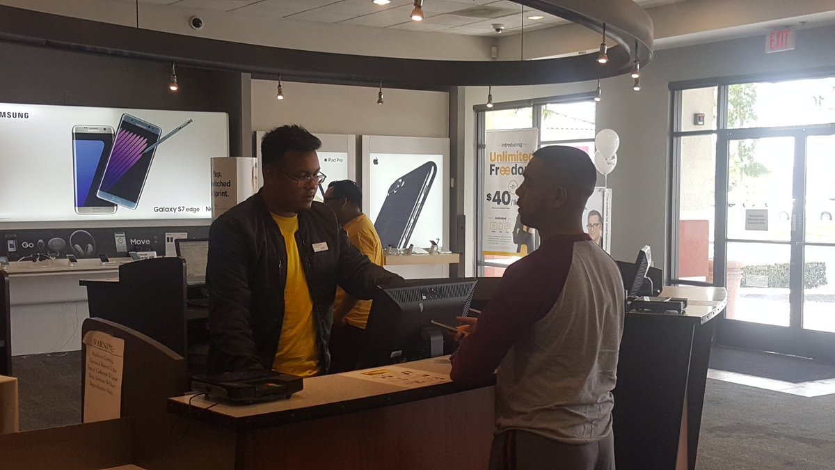 Tonester808's tweet photo. Anthony@Sprint Santa Fe  preaching about ourFast network and deals! #santafesprings sprint! #wewantyou! @blee01 @SprintFlores @Sprint_West https://t.co/O8d4cBIuPg