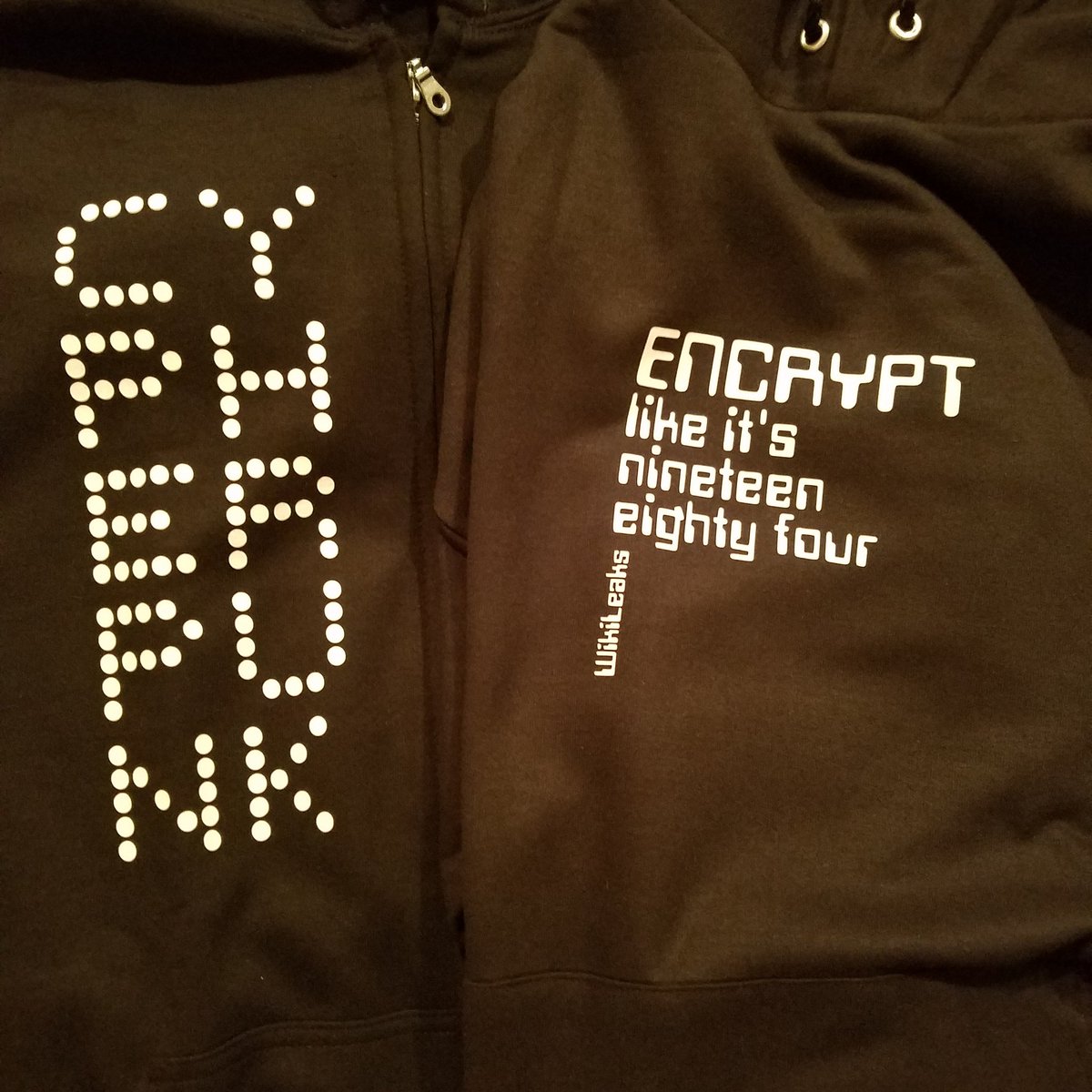 WilsonFish's tweet image. #WikileaksShop
#FreeJulian