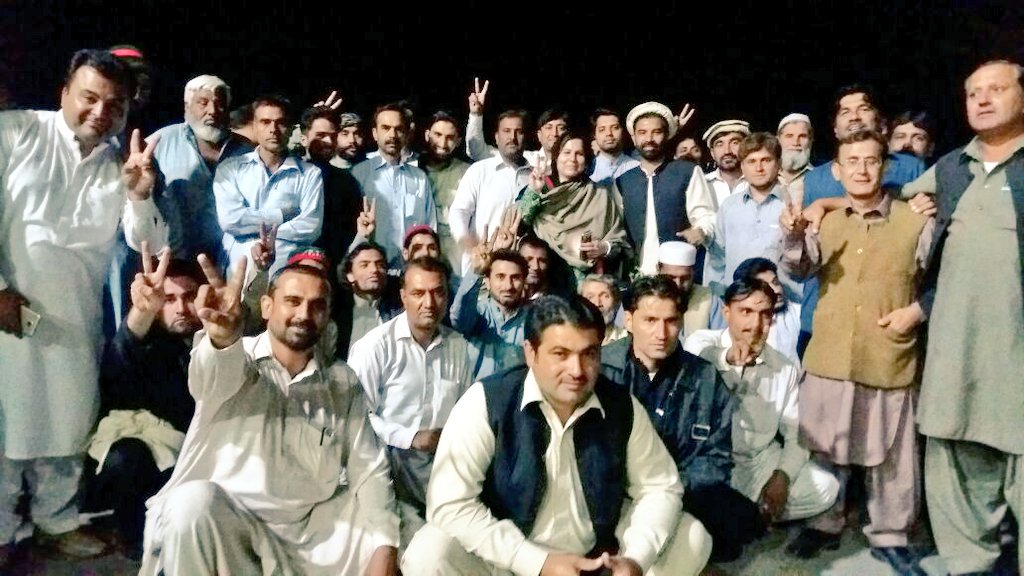 ZiaKBangashPK1's tweet photo. پاکستان تحریک انصاف کوہاٹ - جنوبی اضلاع کے ورکرز کا قافلہ علی آمین گنڈاپور اور ضیاء اللہ خان بنگش کی سربراہی میں اسلام آباد کی طرف رواں دواں https://t.co/cfJ2WSWbzk
