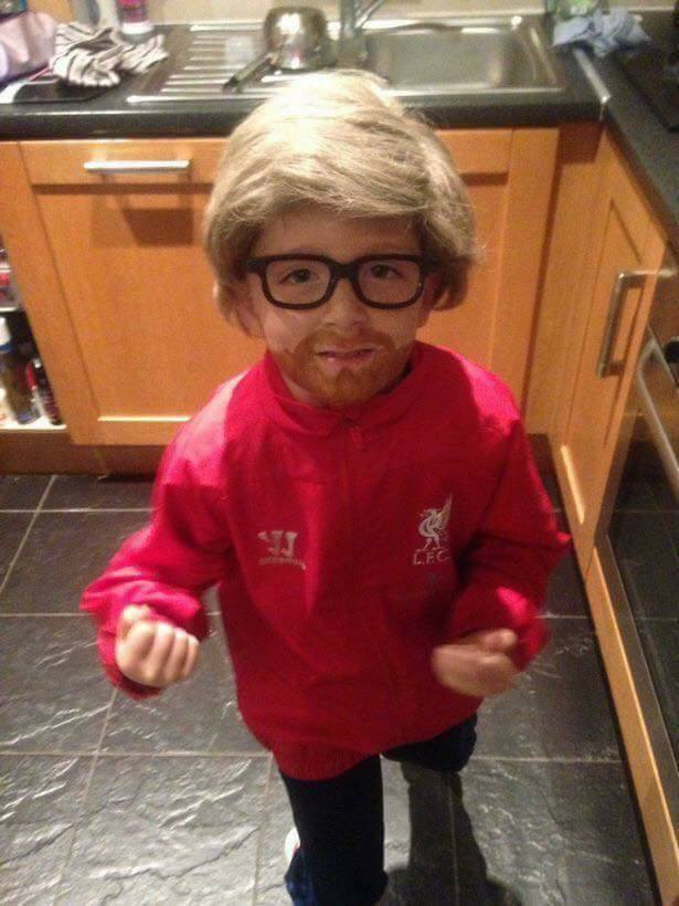 FootballFunnys's tweet photo. This kid dressed up as Jurgen Klopp for Halloween 😂 https://t.co/rtEUAtYBLK