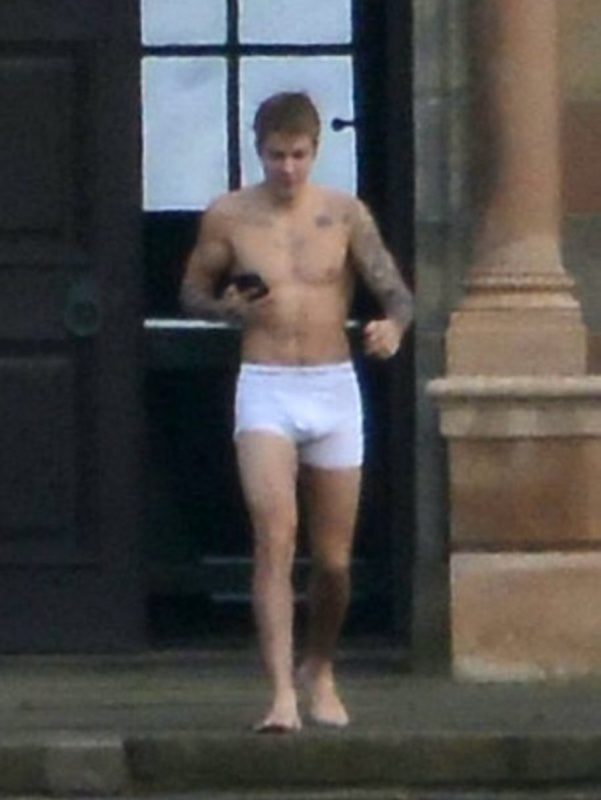 Fernando Escobar on Twitter: "JUSTIN BIEBER ES FOTOGRAFIADO EN ROPA INTERIOR EN ESCOCIA (FOTOS). #JustinBieber #Hot #sexy #naked #Anaconda #gay https://t.co/K1s9IgRsg1" /