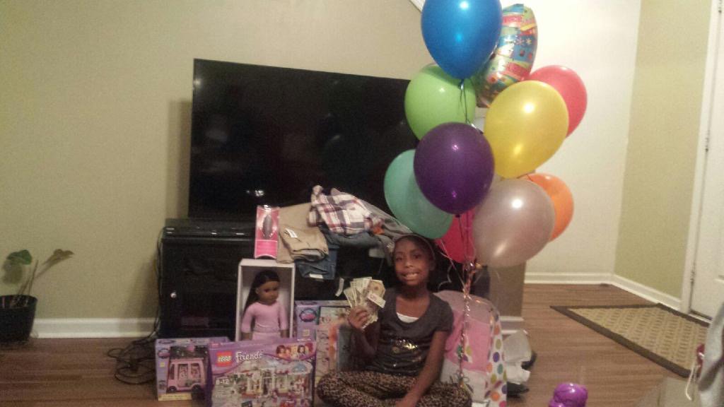 HelenMcCarroll's tweet photo. #birthdaygirl 🎉🎂👑💘💰🎁 https://t.co/jm3csXpNgi