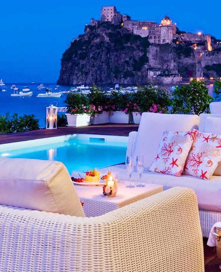 italy_xx's tweet photo. #جزر_ايطاليا_الساحرة
Ischia شمال خليج نابولي جزيرة الينابيع الساخنة  توفر للسياح إمكانيةالاستحمام في المياه الطبيعية الساخنة طوال العام👇🏻🇮🇹 https://t.co/URlqRJjmI5
