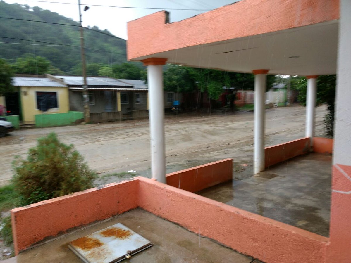 opinioncaribe's tweet photo. #ReporteOC Llueve a esta hora en algunos sectores de la ciudad de Santa Marta, así reportan nuestros seguidores. https://t.co/ZXkY5RROfn