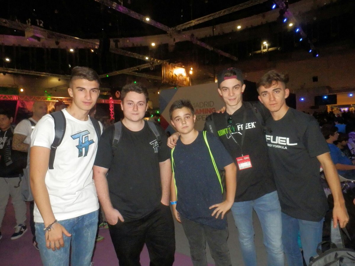 ANTONIOSLN_'s tweet photo. Con los putos 4 mejores!! https://t.co/pDULIxAZml