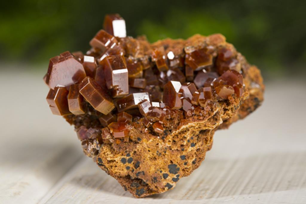 Amethyastore's tweet photo. Vanadinite is a mental stimulate stone that helps to improve energy levels to achieve your goals. #vanadinite #crystal #energy #goals https://t.co/hxdDtvsebw
