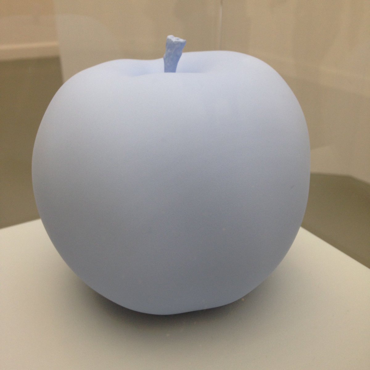 PeterFoolen's tweet photo. Anish Kapoor #Vantablack and Apple by Katharina Fritsch #BrokenWhite @vanabbemuseum @dutchdesignweek https://t.co/3KqIqWZjY3