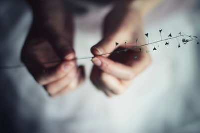 fahas991's tweet photo. عَيناكِ سِحرٌ ، وَأمواجُ بحرٍ مُتلاطِمـة
شَعرُكِ غابة كثيفة من أشجارِ الكاربِس
وَجهُكِ قَمرٌ لا تَحجبهُ غيوم..
#دارسيّات https://t.co/6F0hZuuPBl