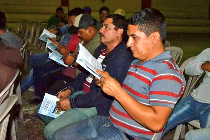 DTransitoPNC's tweet photo. #PonleFrenoALaMuerte #TránsitoPNC con el apoyo de PMT de Mataquescuintla Jalapa capacitarán esta noche a conductores de transporte colectivo https://t.co/PEgWCisJW2