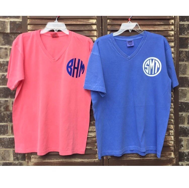 _SouthernBows's tweet image. Comfort Color V-Necks are in stock on the website! ($20!)