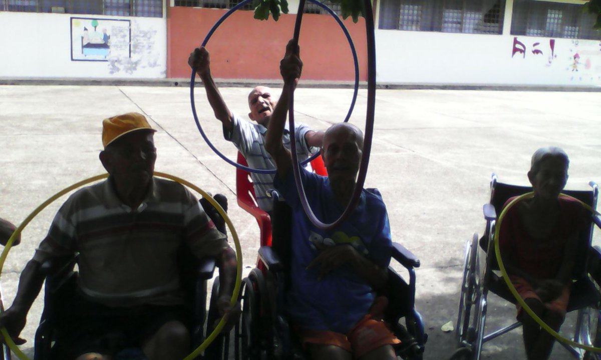 Actividad recreativa  con los adultos mayores discapacitados, por parte del área de enfermería