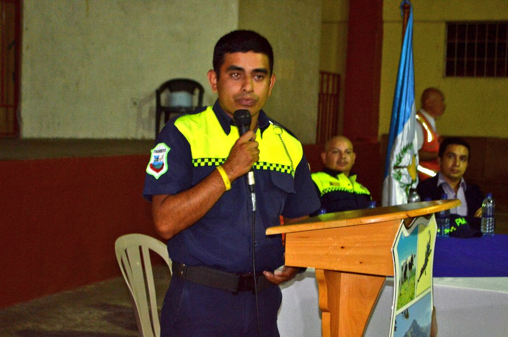 DTransitoPNC's tweet photo. Instructor Vial Breydi Estrada de PMT Mataquescuintla, inicia la capacitación con temas enfocados a la Seguridad Vial en el municipio https://t.co/h0wKn7ywbJ