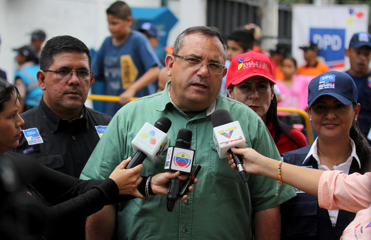NestorLReverol's tweet photo. Abordaje Integral beneficia a habitantes de la parroquia Caricuao https://t.co/aVlyYSuVuo #SeguridadYPaz https://t.co/8BTHDw5U6b