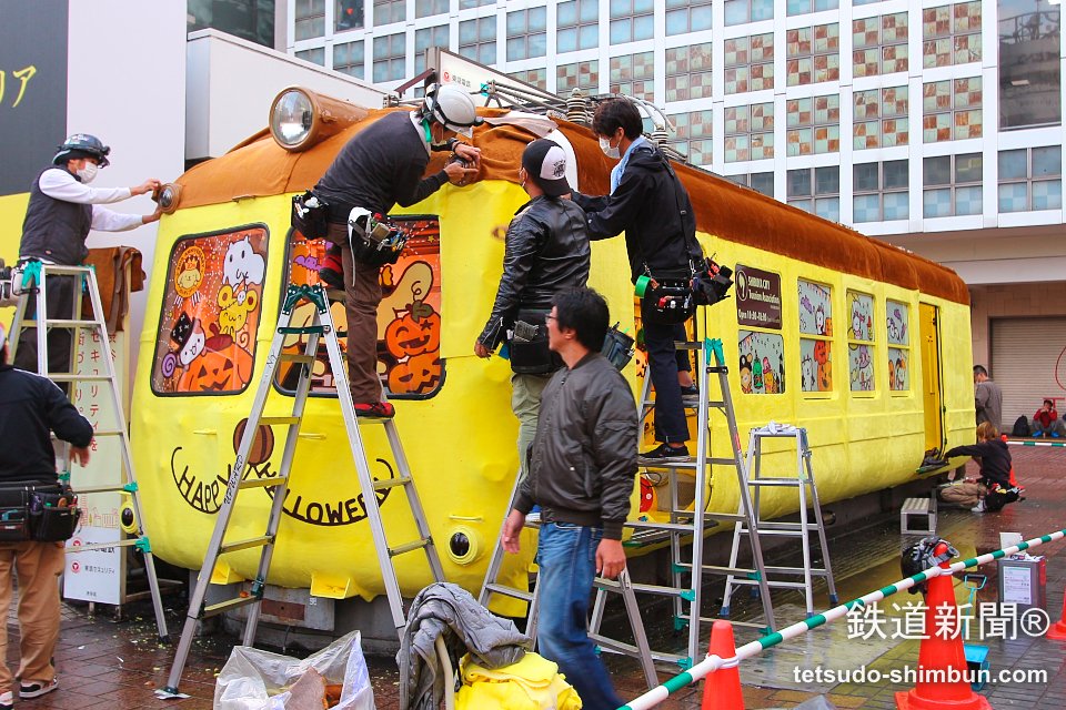 tetsudoshimbun's tweet photo. 渋谷駅前にポムポムプリン電車現る https://t.co/e2LfOQ8Qq8