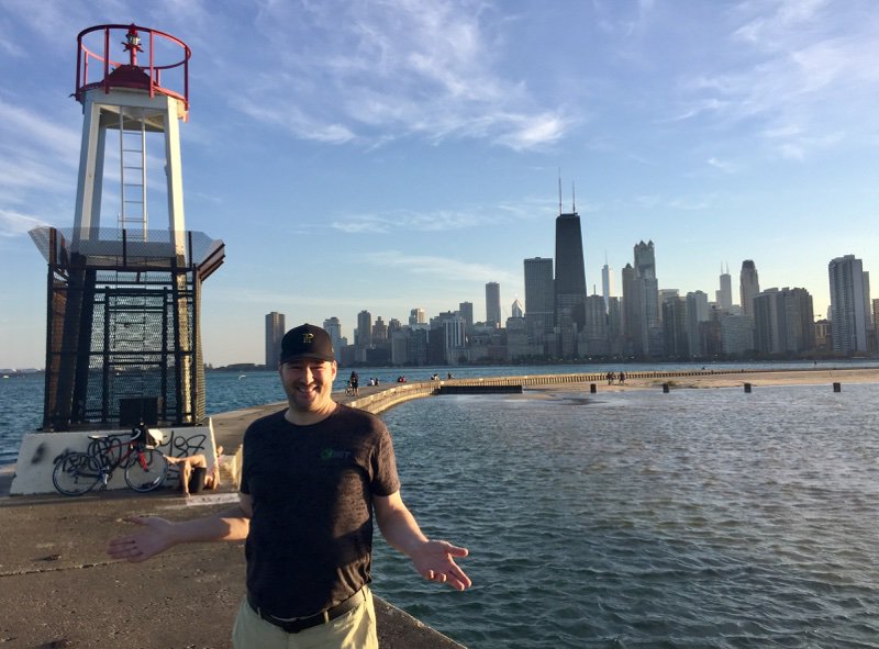 phil_hellmuth's tweet photo. Smallest lighthouse ever! Great view though...Chicago #WalkingIsExercise https://t.co/9bySlhyZsU