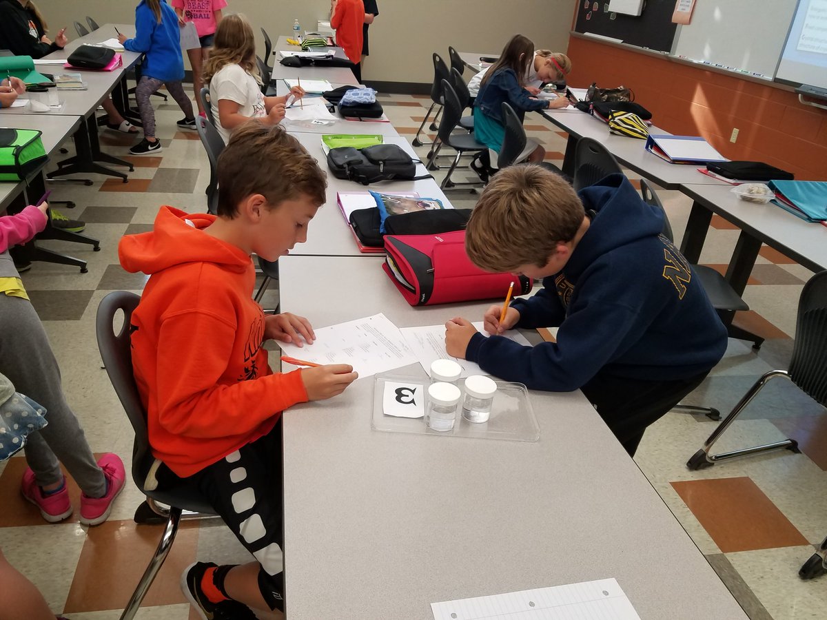 amhamrick1's tweet photo. Mineral or non-mineral lab today #ojhs #6thgrscience #sciencerocks https://t.co/6OkGKX99DG