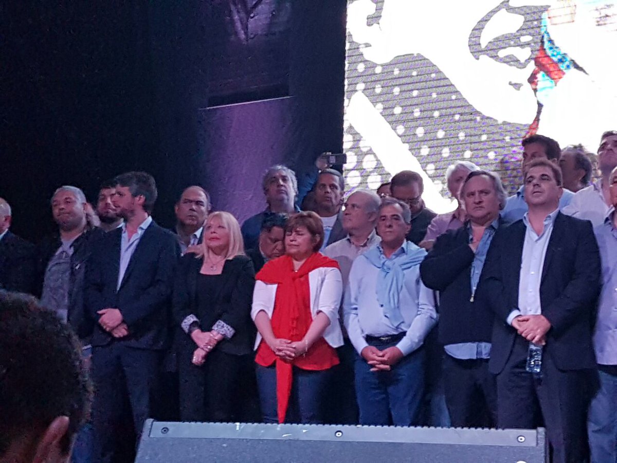naticonteok's tweet photo. El acto por el #DiaDeLaLealtadPeronista  se lleva adelante con mucho color y calor. https://t.co/0lk7UbZKuT
