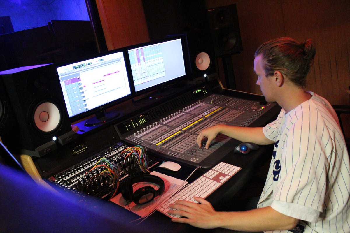 ESnBProductions's tweet image. In the studio mixing our demos! Which one is your favorite? #musicproducer #songwriter #mixing #demos #hits #pop youtube.com/channel/UCxuWv…