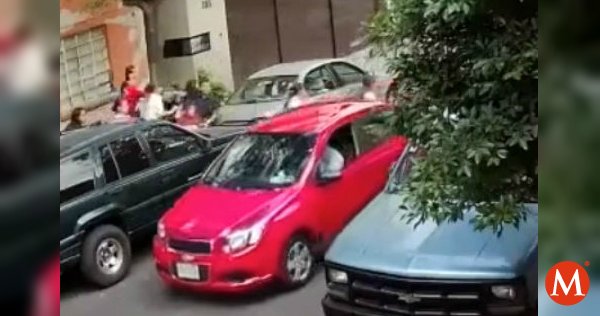 Milenio's tweet photo. #CdMx | ▶️ Conductor atropella a 4 en Azcapotzalco tras discusión https://t.co/oN1gsyDt21 https://t.co/HgOOEq6z6l