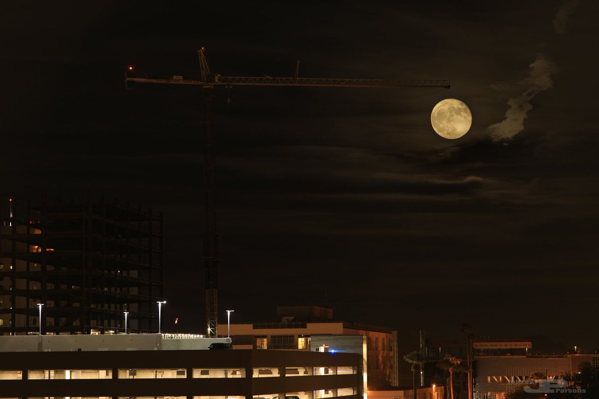 TeamKyoso's tweet photo. Hunter's moon. 10/16/2016. Downtown Phoenix. #photoshop #doubleexposure #canon #5D4 https://t.co/k3uNAiJFpi