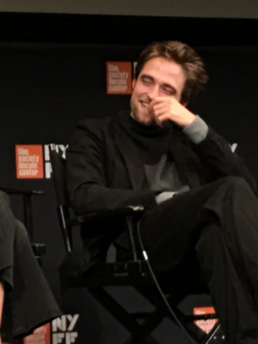 girlstuff411's tweet photo. From arrival, all the way to the standing ovation; #RobertPattinson was absolutely stunning🔥💝#DiorRob #NYRob #TLCOZ https://t.co/lNmy2hE1eo