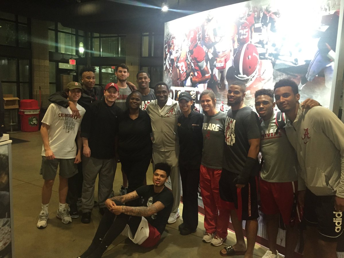 BraggAmy's tweet photo. Good time &amp; great nutrition tonight w @AlabamaHoops at Bryant Grill #FueledbyBama https://t.co/AaNLF1yUmv