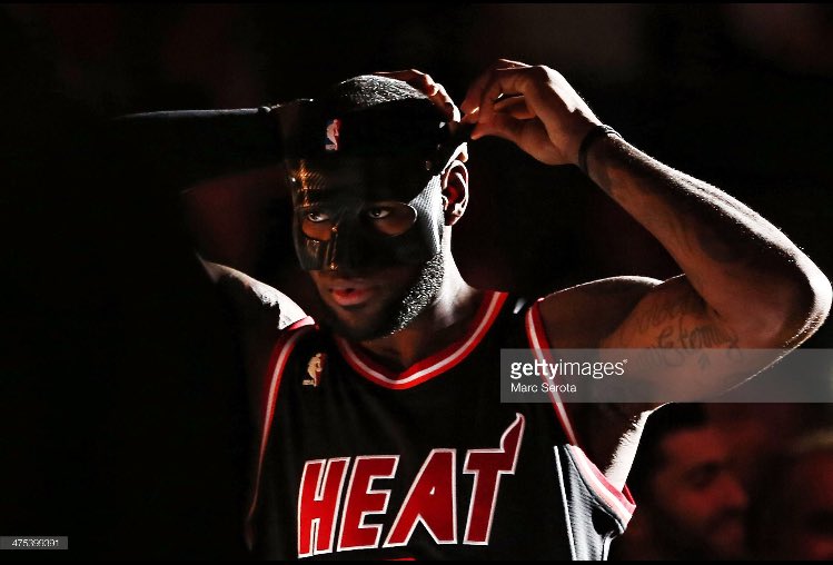 _SayHeyKid's tweet photo. I swear these most LIT pictures I've seen LeBron in ⚫️🔥⚫️🔥⚫️
 
#LeBatMan https://t.co/I5DPjbVAC7