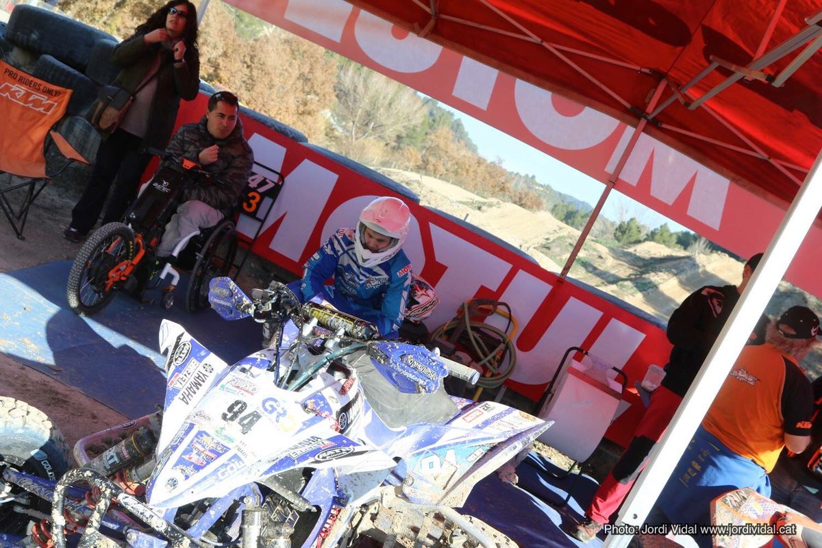 DaniVila4's tweet photo. Concentrado antes de la salida. #fullfocused yo confio en Motul, y, como no, #motul #motulsuperfan,y vosotros a que esperais? https://t.co/B5psv7nkBC