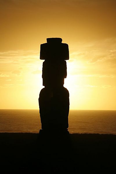 Sabías que el #moai Paro es el más grande de #IslaDePascua. 10 mts de altura y 85 toneladas. Más lugares mágicos... tiny.cc/l1t2fy