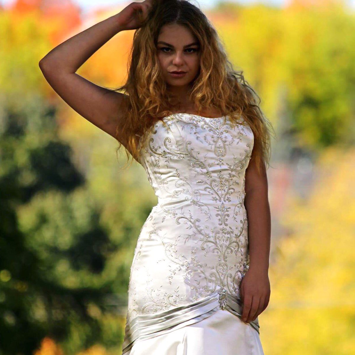 babygurl45455's tweet photo. Beautiful pictures from my bridal fall shoot 💕👰🏼✨ felt so beautiful this day ! #modeling #peterboroughmodeling #fallshoots #brides #blondie https://t.co/6aB1bzFAMj