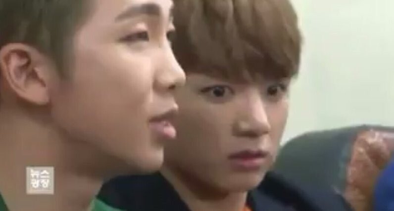 k_maluko_'s tweet image. เมือมีคนถามถึงความหมาย 'peaches and cream ในขนาดที่นัมจุนกำลังตอบ....
หน้าเจเคหมือนโดนจับได้ว่าจริงๆแล้วเพลงนี้มีความกามㅋㅋㅋㅋㅋ
eng:truIytae