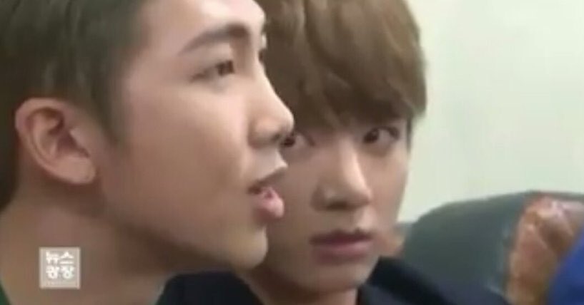 k_maluko_'s tweet image. เมือมีคนถามถึงความหมาย 'peaches and cream ในขนาดที่นัมจุนกำลังตอบ....
หน้าเจเคหมือนโดนจับได้ว่าจริงๆแล้วเพลงนี้มีความกามㅋㅋㅋㅋㅋ
eng:truIytae