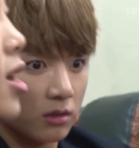 k_maluko_'s tweet image. เมือมีคนถามถึงความหมาย 'peaches and cream ในขนาดที่นัมจุนกำลังตอบ....
หน้าเจเคหมือนโดนจับได้ว่าจริงๆแล้วเพลงนี้มีความกามㅋㅋㅋㅋㅋ
eng:truIytae