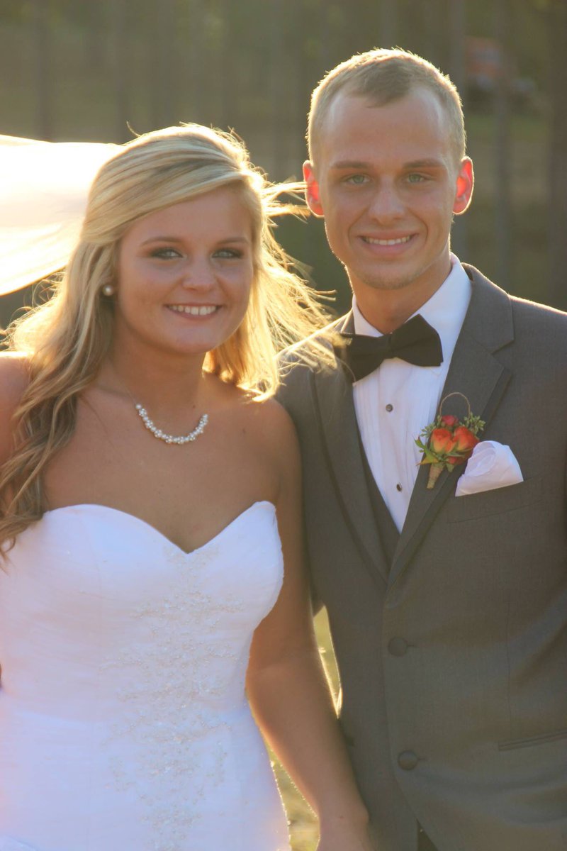 jaycobbeaty's tweet photo. So happy to be married to you 😍😍😍😘😘👰🏼🔥🔥 https://t.co/0RafHA5WhV