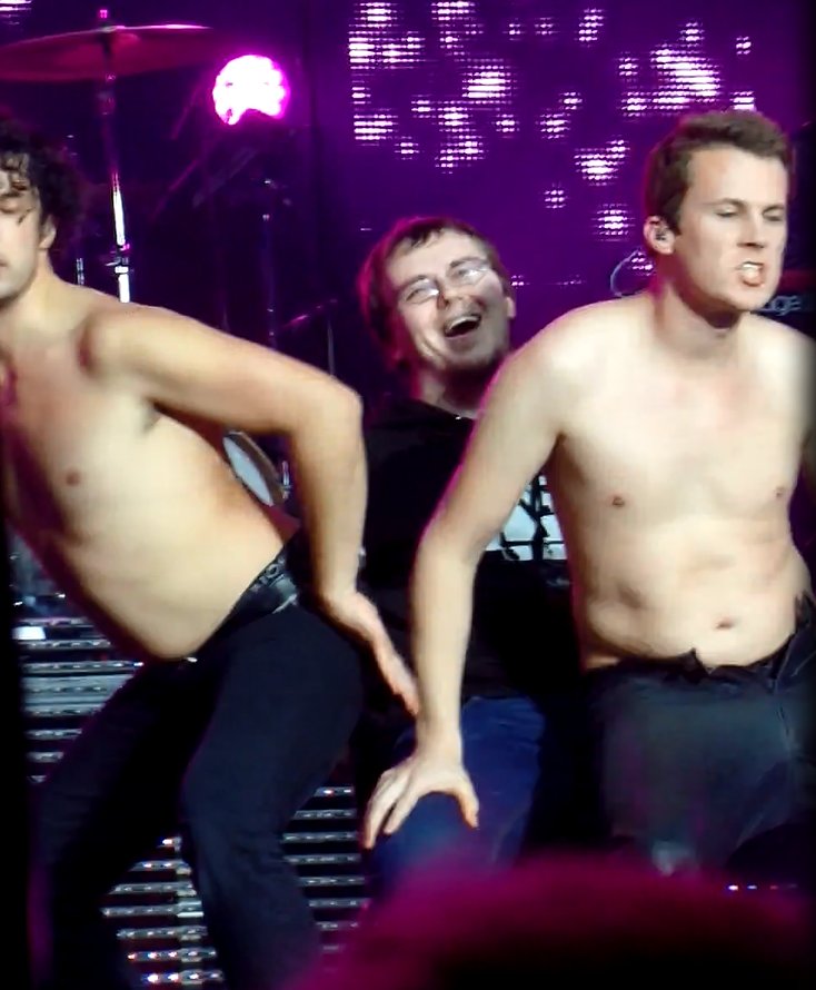 FireHen13's tweet photo. Remember? #Ylvis #Stockholm #TheExpensiveJacketTour #GoodTimes #Frozemyassoff #screamedmyheadoff #requiredmedicalcare #tooshy #letsdoitagain https://t.co/UZdowfzajy