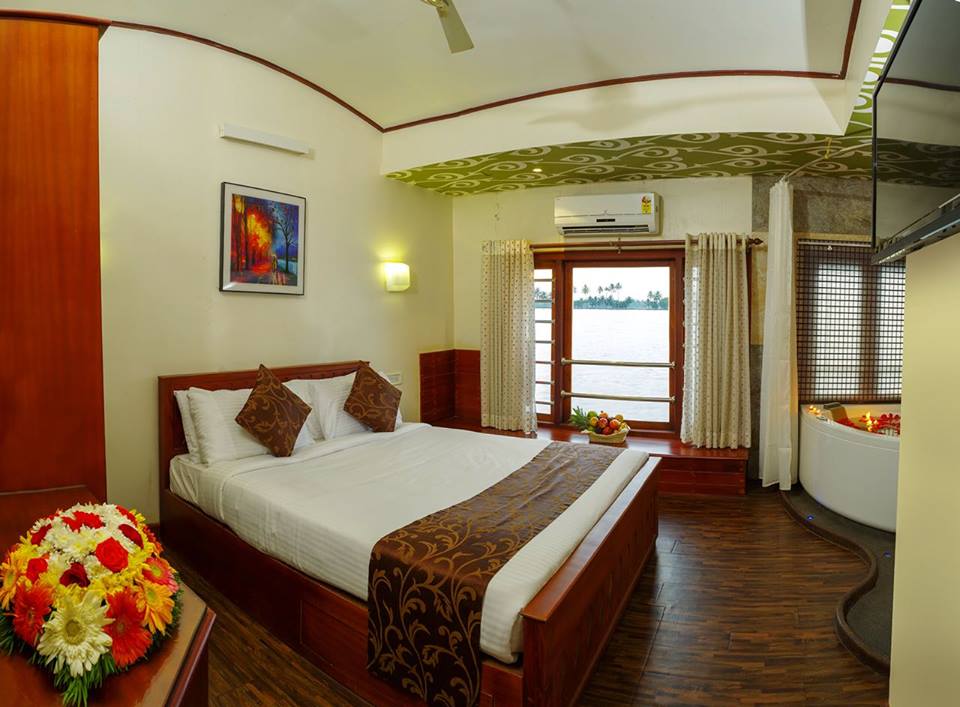 DKHMANU's tweet photo. Luxury Houseboat#Jacuzzi #Honeymoon#Backwaters#Alleppey#Kerala#God's own Country https://t.co/HJF40fsFv6