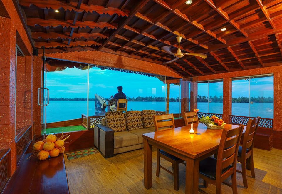 DKHMANU's tweet photo. @XHNews #Luxury Cruise# Houseboat#Alleppey#Kerala# God's Own Country https://t.co/Vf7p8CQIh8
