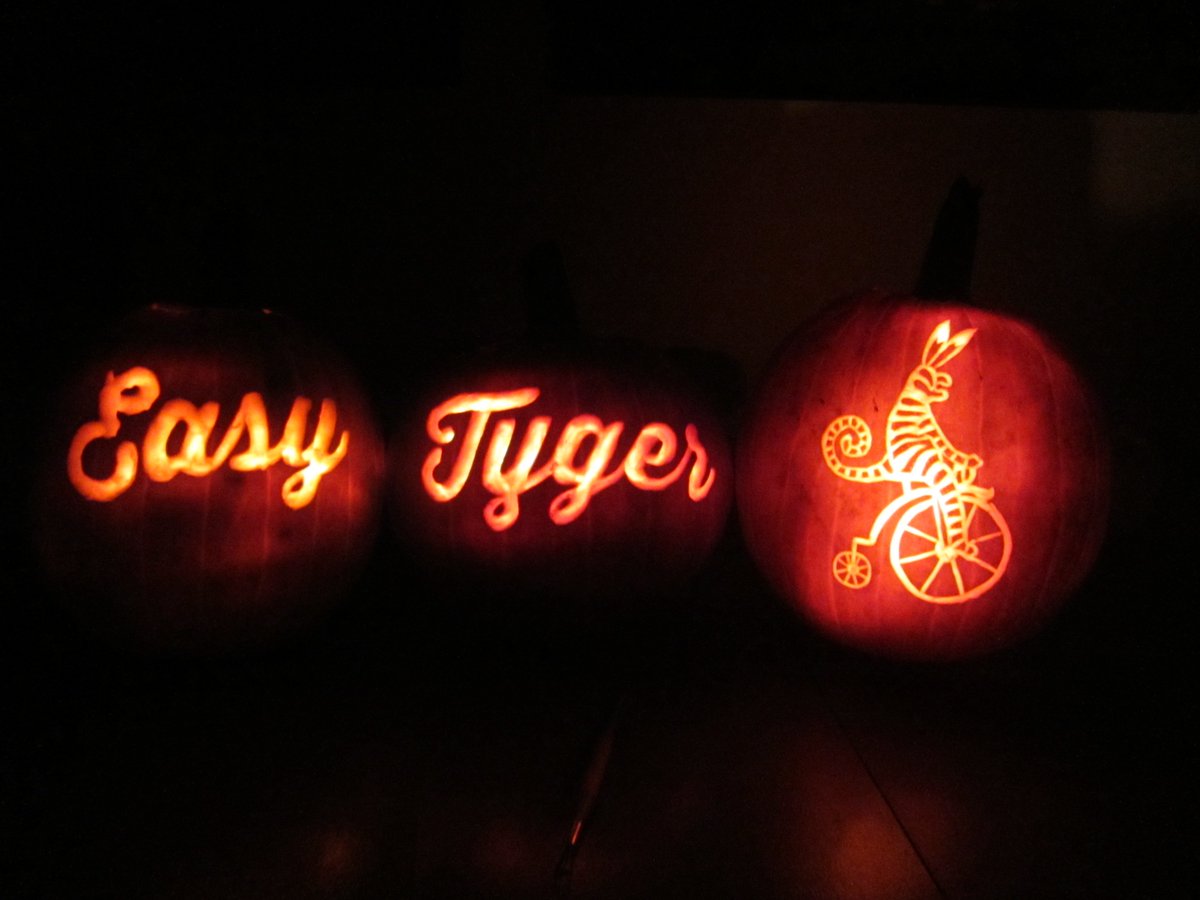 EasyTygerMKE's tweet photo. Brady street Halloween!On Saturday October 29th,happy hour all night long, lots of treats,no tricks! #allhallowseve #happyhours #bradystreet https://t.co/92qlla3tnL
