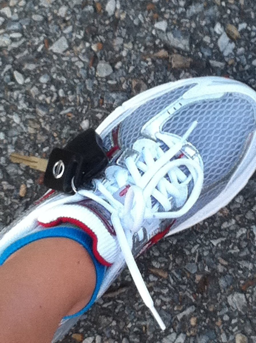 TheRunLock's tweet photo. Tying your #keys to your shoes or waistband is annoying. Get #TheRunLock and never #run with your keys again. #running https://t.co/60awFJI3kO
