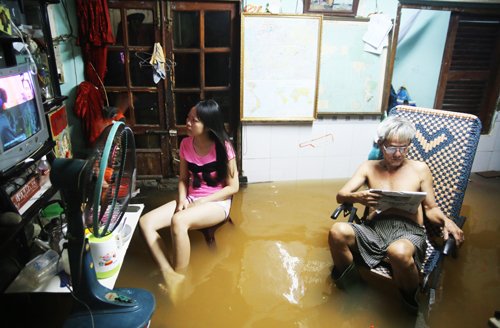 This is Saigonese as we know and love. Flood don't make them forget to enjoy life, just floating &amp; carry on.
goo.gl/26Zd0N