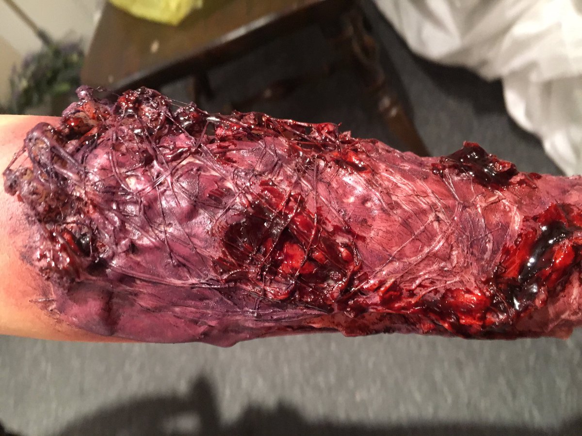 laurmrtnzb's tweet photo. #stylesbylauriect #makeupct #halloween #specialeffects https://t.co/6Jo3fcWzb7