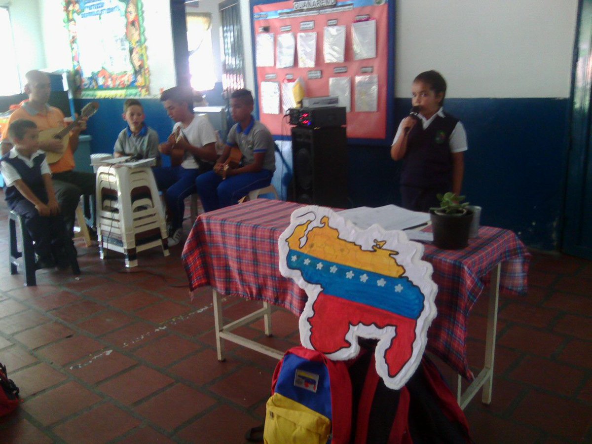 jaureguic72015's tweet photo. Entrega de morrales U.E. Guanare @supervisionZET1 @SilvaEleazarL @MPPEDUCACION @CFDguanare Gracias a @NicolasMaduro https://t.co/dPO4Bdc5hP