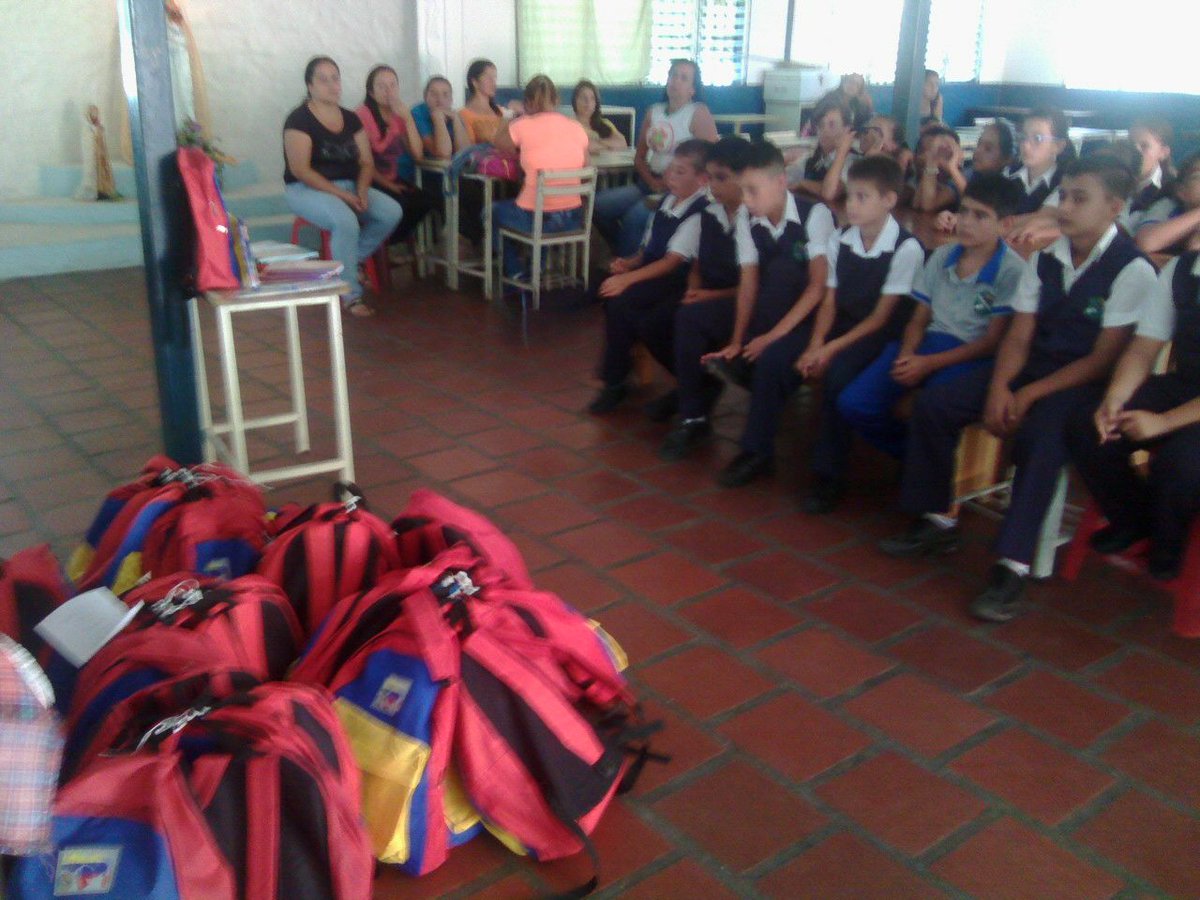 jaureguic72015's tweet photo. Entrega de morrales U.E. Guanare @supervisionZET1 @SilvaEleazarL @MPPEDUCACION @CFDguanare Gracias a @NicolasMaduro https://t.co/dPO4Bdc5hP