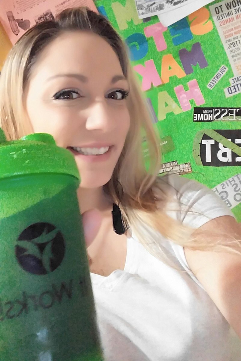 SkinnyWrapGirl's tweet photo. Making My #dreamscometrue 
@ItWorksGlobal #dreamboard #thewrapmag https://t.co/tOykQEfh1i