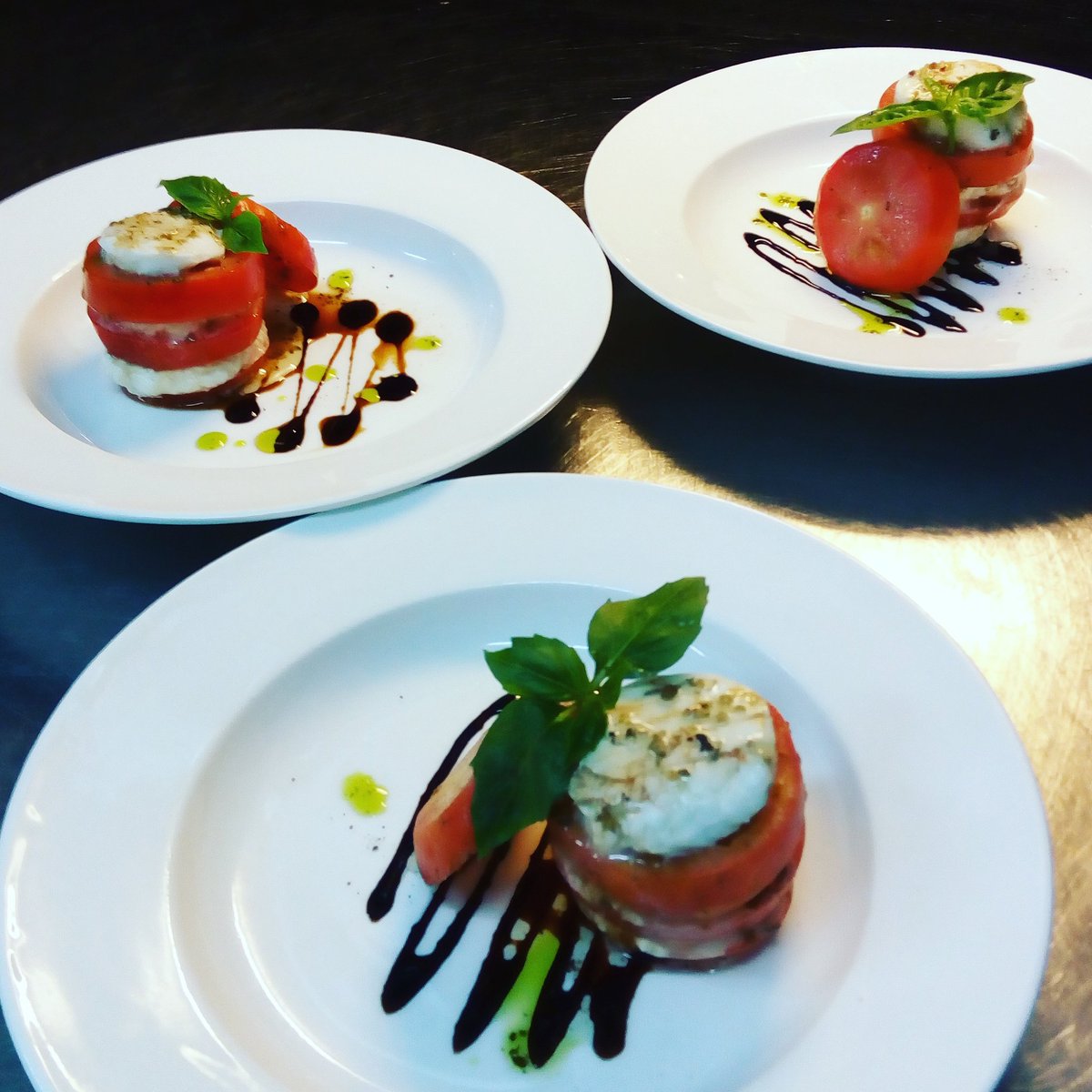 Chef_Ozo's tweet photo. insalata caprese https://t.co/abpQ2rRVJz