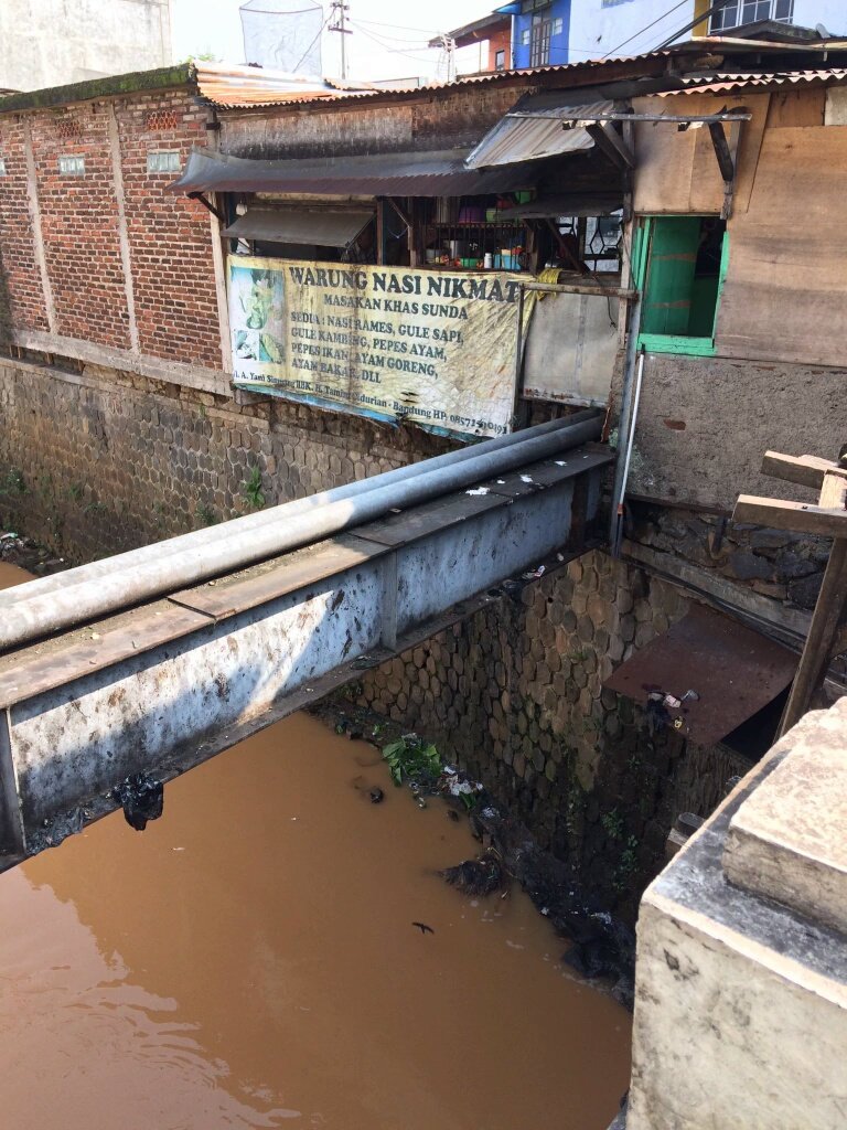 sekitarbandung_'s tweet photo. #SaurWargi @free_doo: Berasa punya tong sampah raksasa nih si ibu... Jalan ahmad yani kang @ridwankamil @dbmpkotabdg https://t.co/tBMDp0yeen