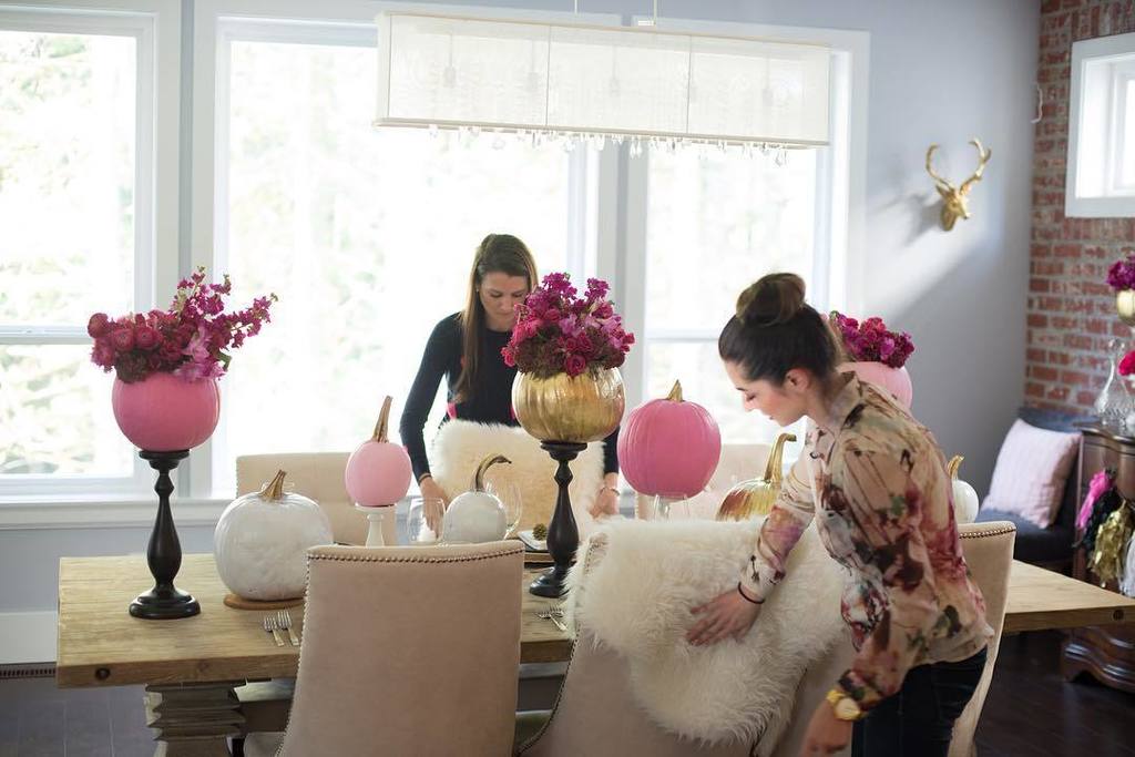Primping. (📷: @christiegrahamphotography) #fall #decor #pumpkins #behindthescenes #tablesc… ift.tt/2eeL51V