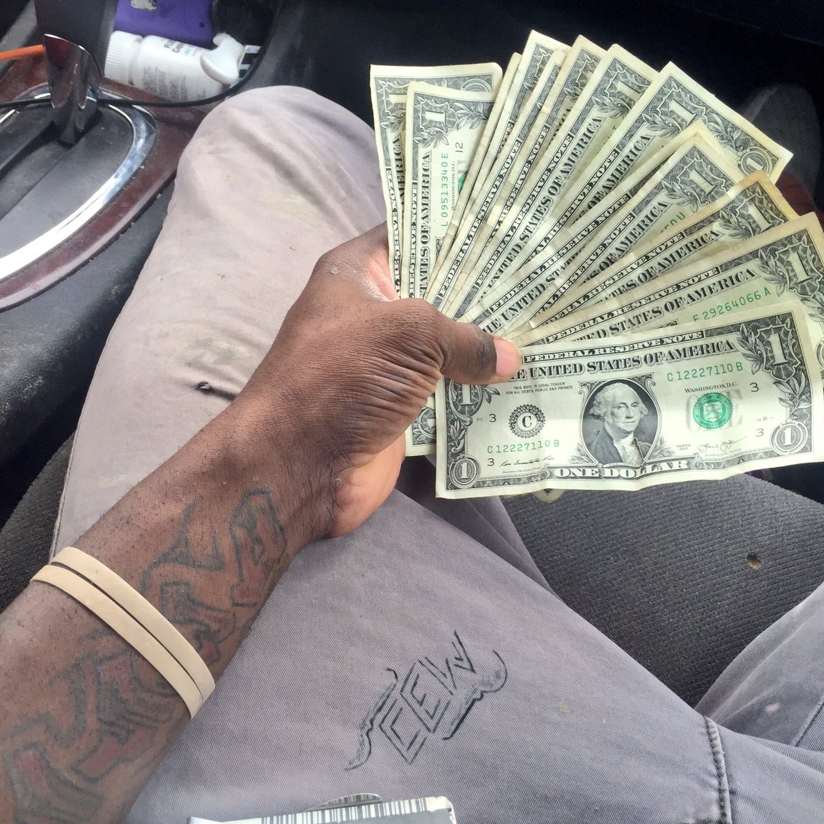 wAtIsUsAyiN09's tweet photo. Da only thang dat I like....#Fundooooo #fundone #🤑🤑🤑 #💰....🏃🏾 #litbytch https://t.co/C4QH3s6QWC